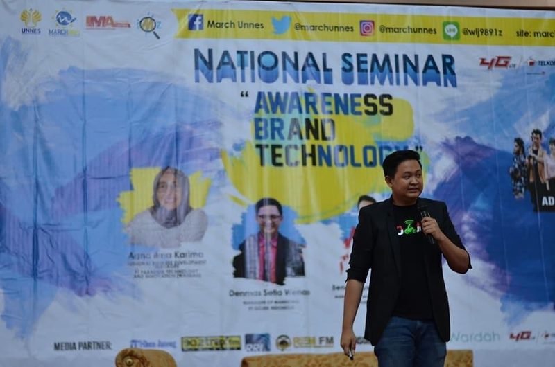 Wenas speaking at National Seminar as Gojek Regional Marketing Manager